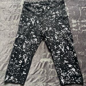 Under Armour HeatGear Compression Capri Leggings Size L Black White Print